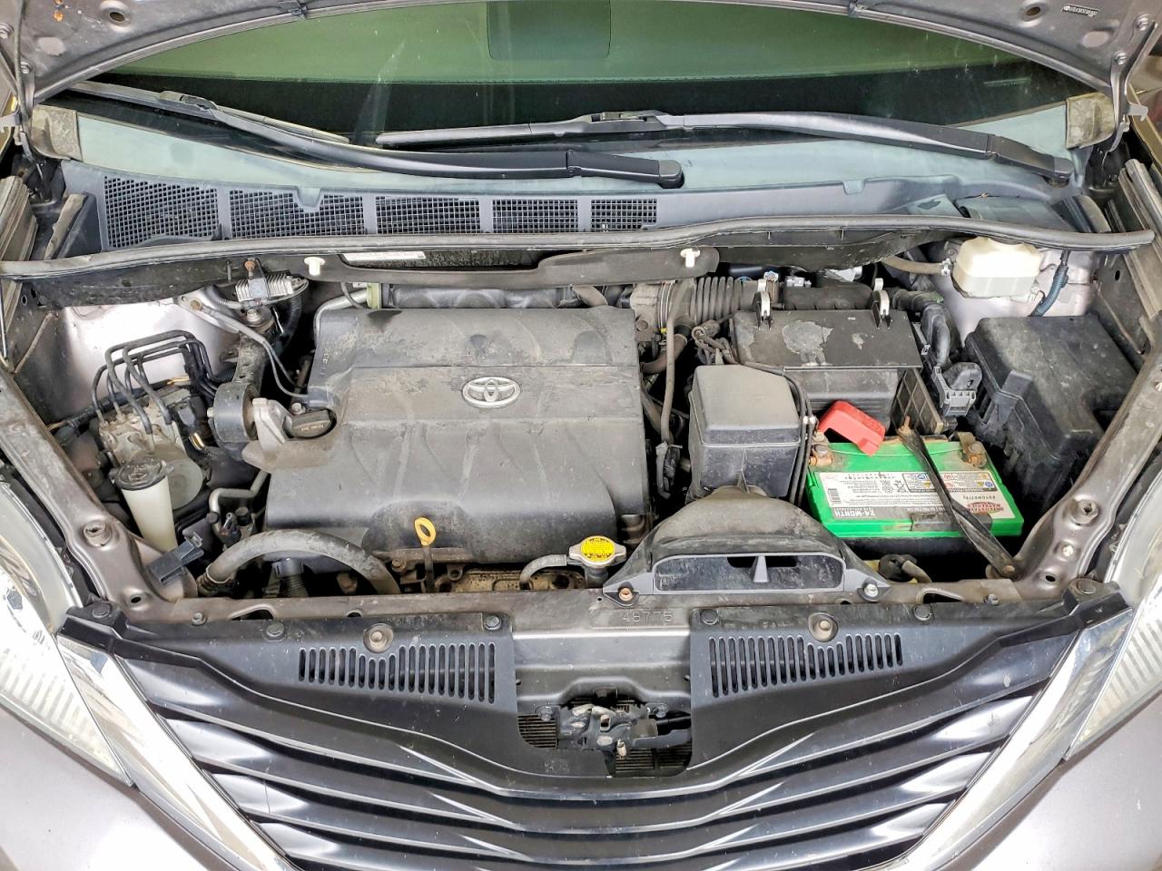 2014 TOYOTA SIENNA LE photo 34