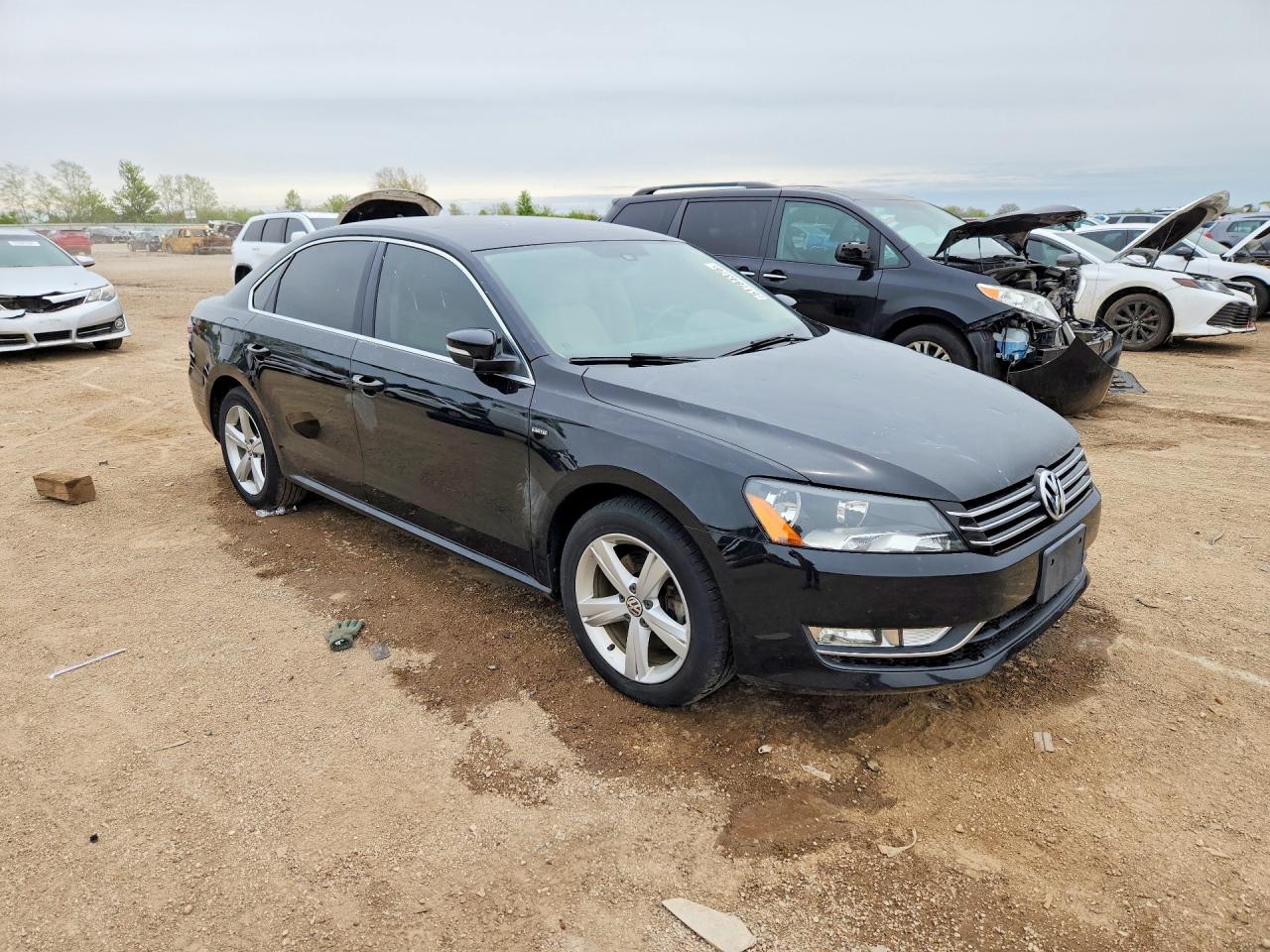 2015 VOLKSWAGEN PASSAT S photo 4