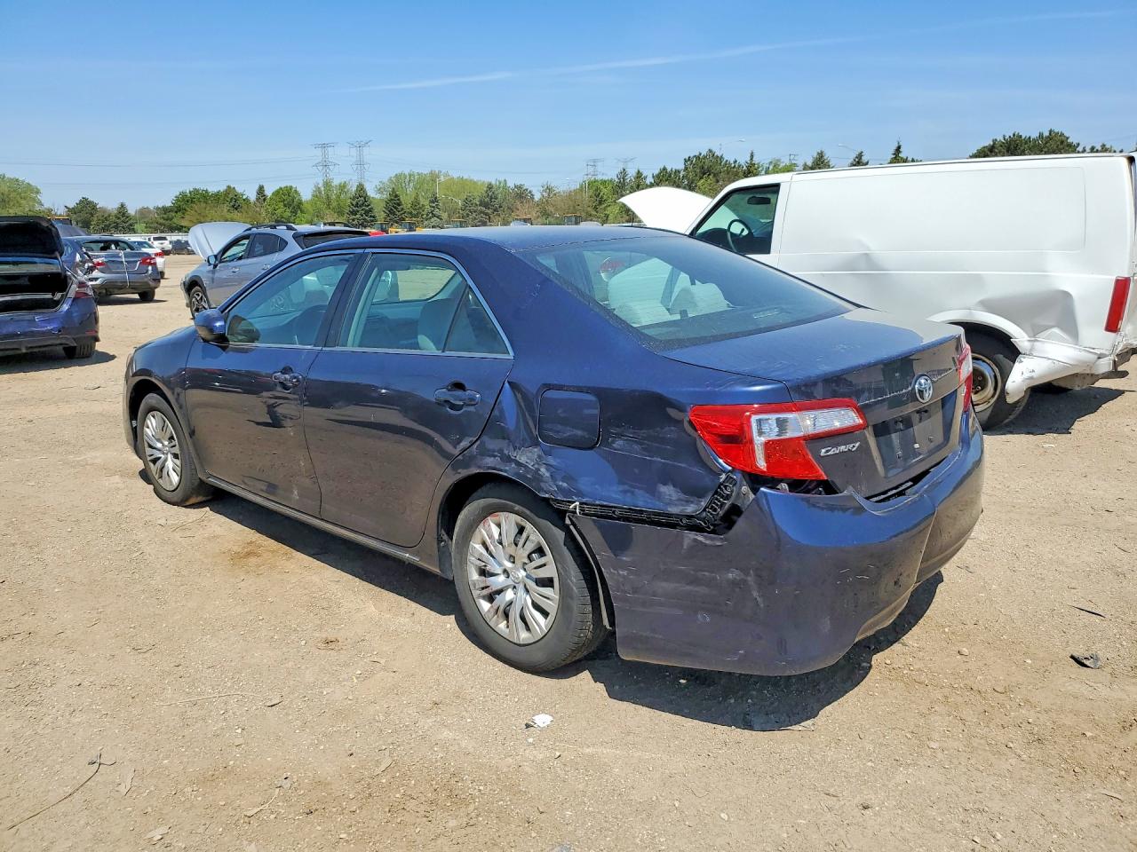 2014 TOYOTA CAMRY LE photo 4