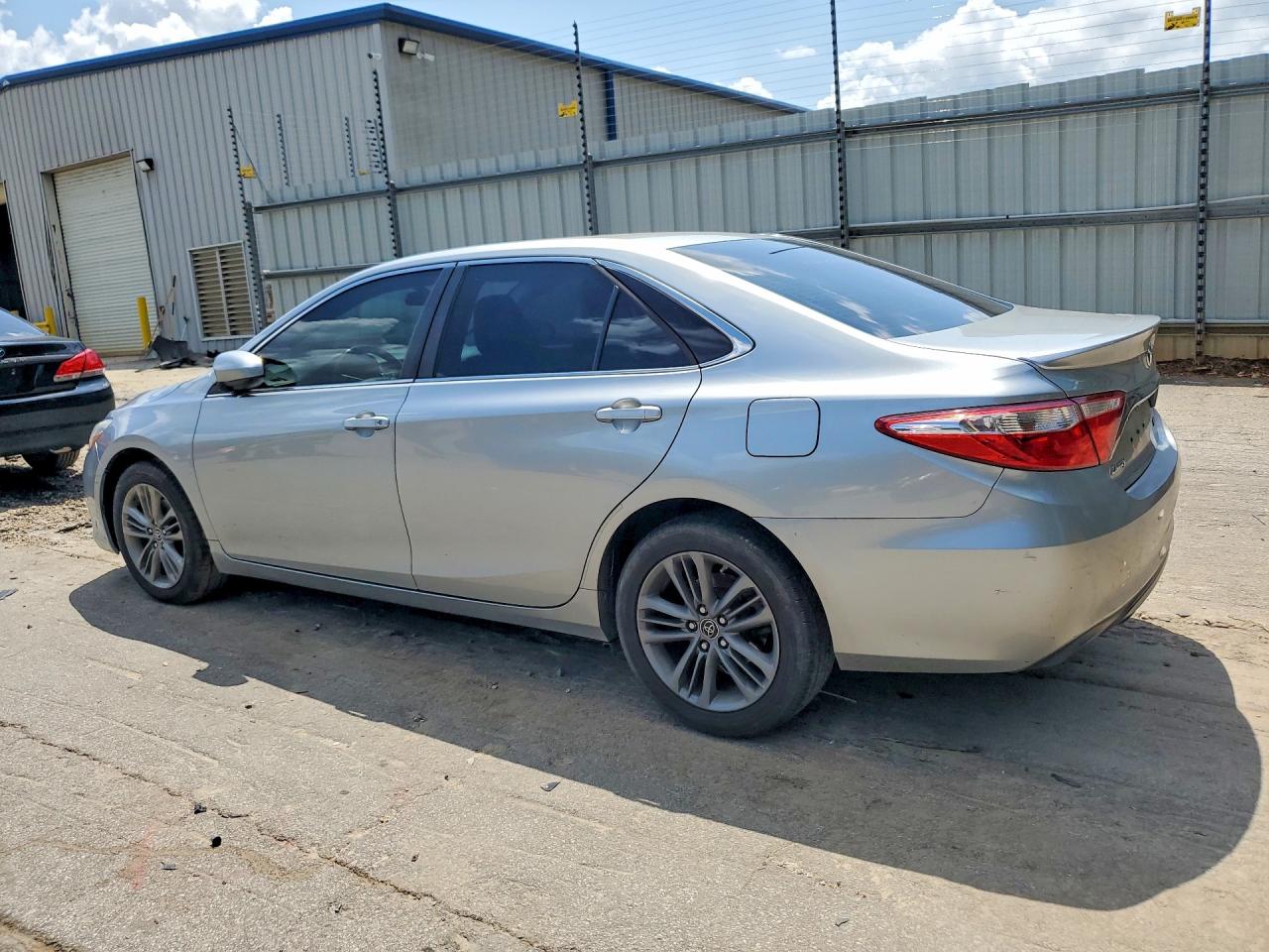 2015 TOYOTA CAMRY SE photo 4