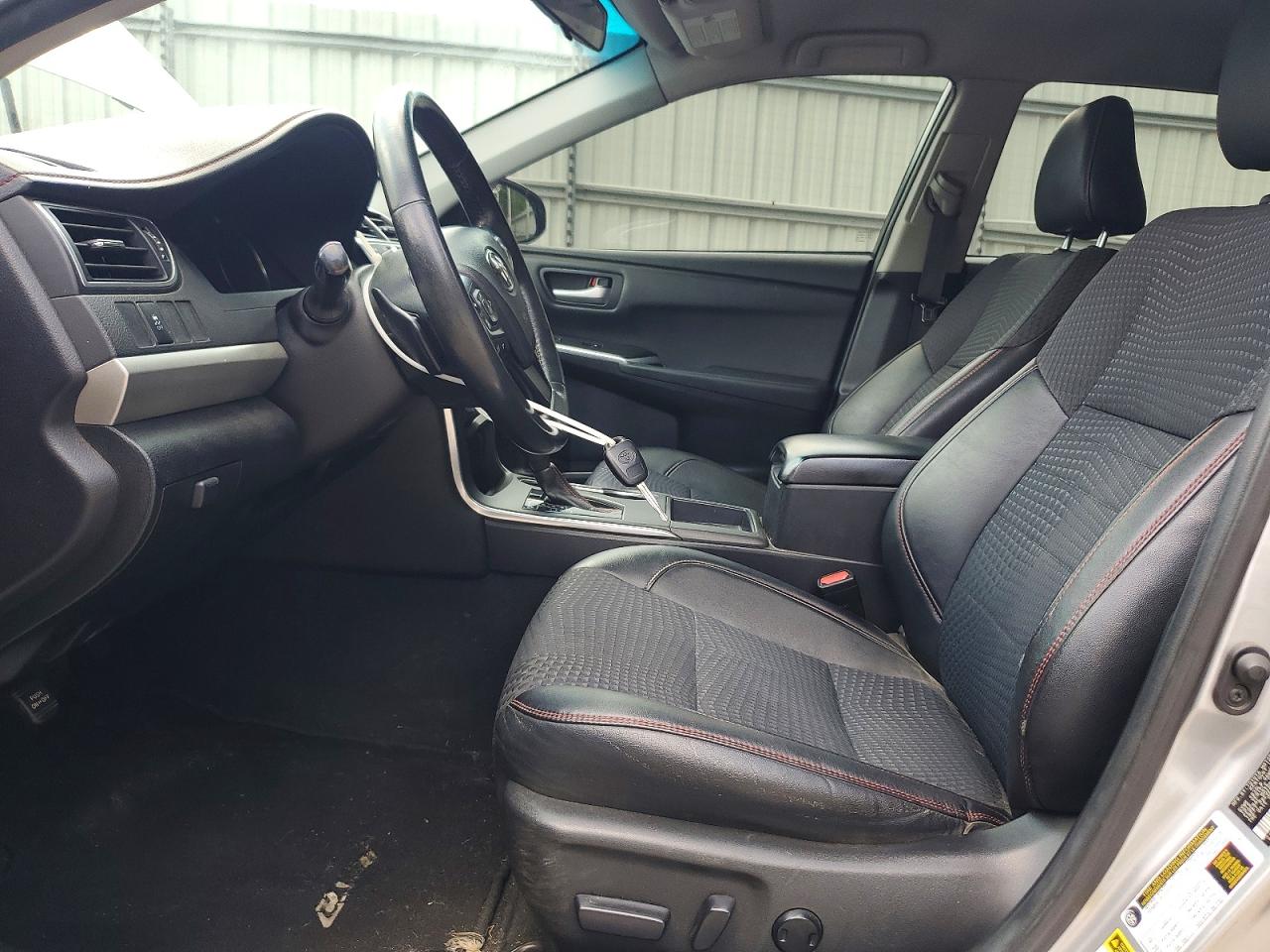 2015 TOYOTA CAMRY SE photo 19