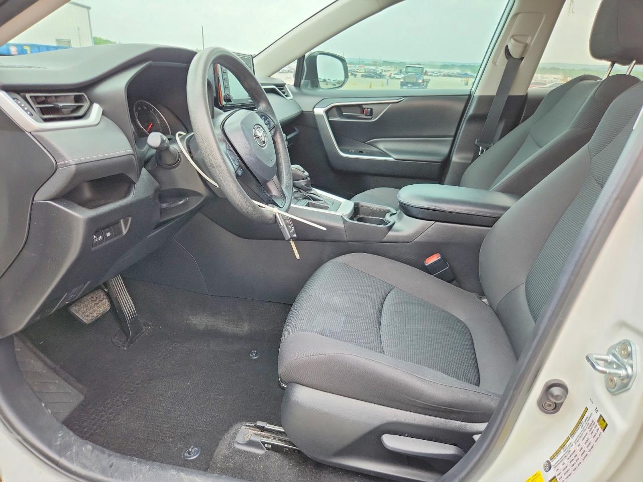2021 TOYOTA RAV4 LE photo 13