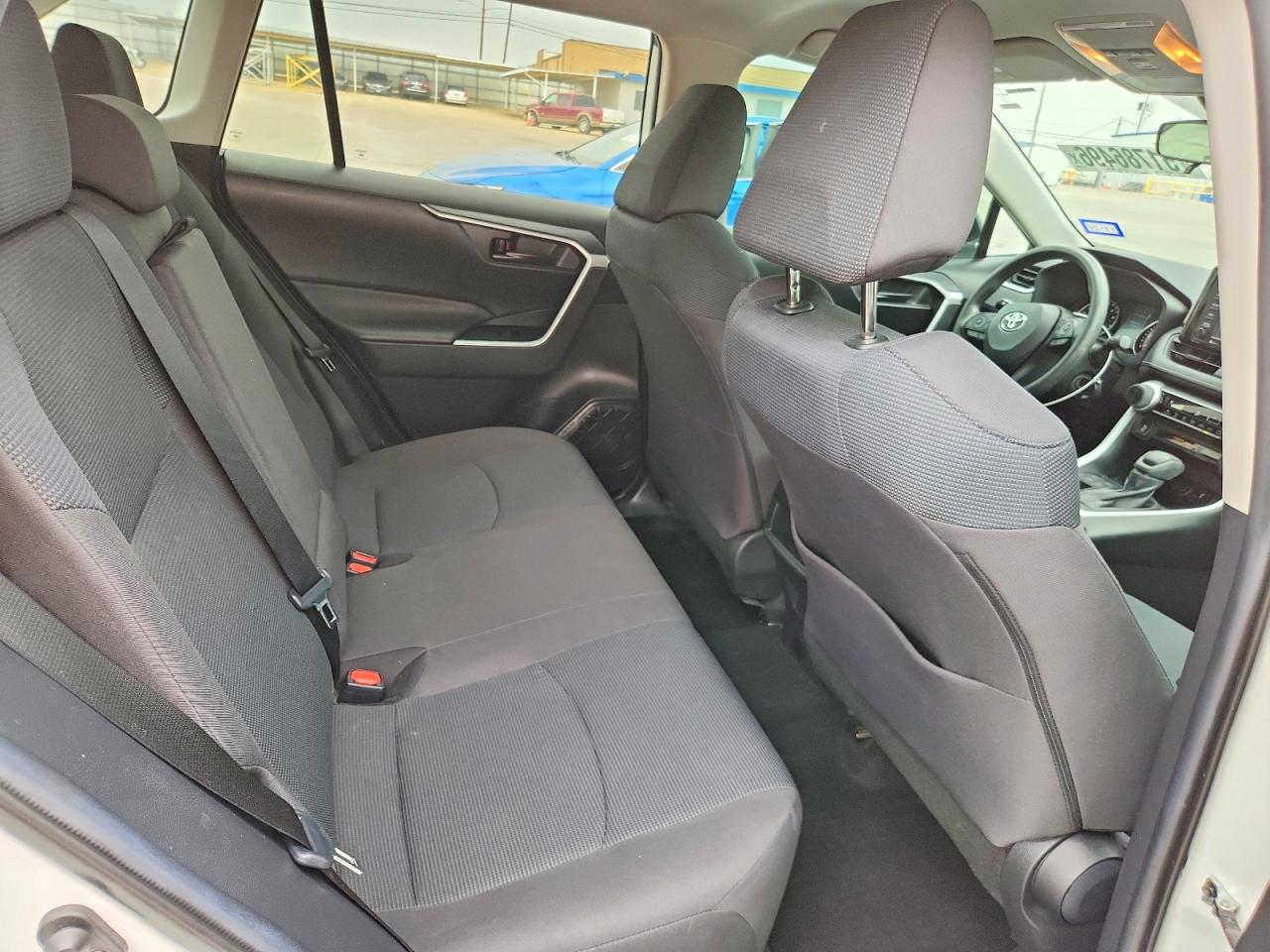 2021 TOYOTA RAV4 LE photo 19
