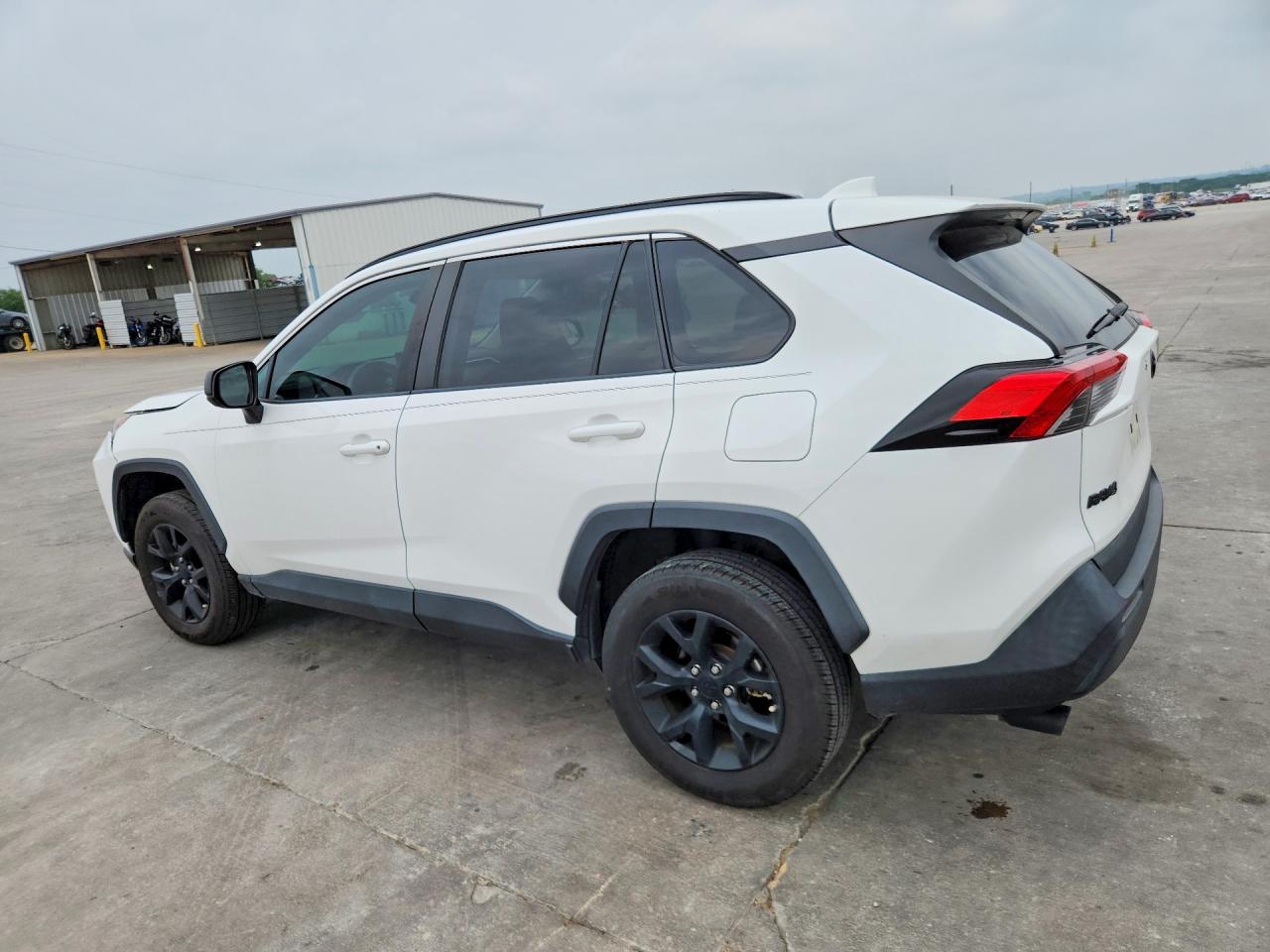 2021 TOYOTA RAV4 LE photo 3