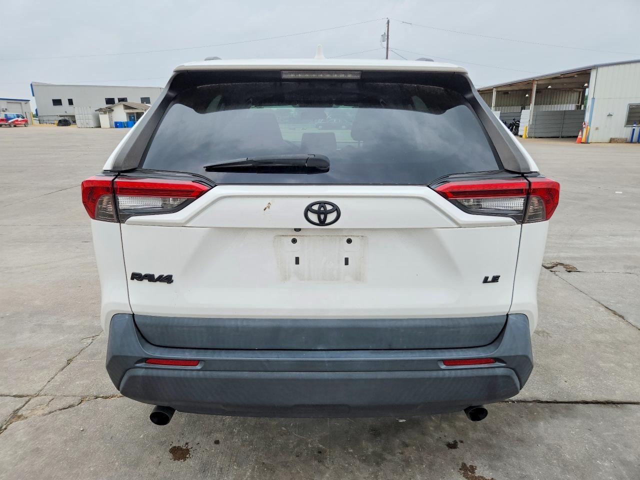 2021 TOYOTA RAV4 LE photo 11
