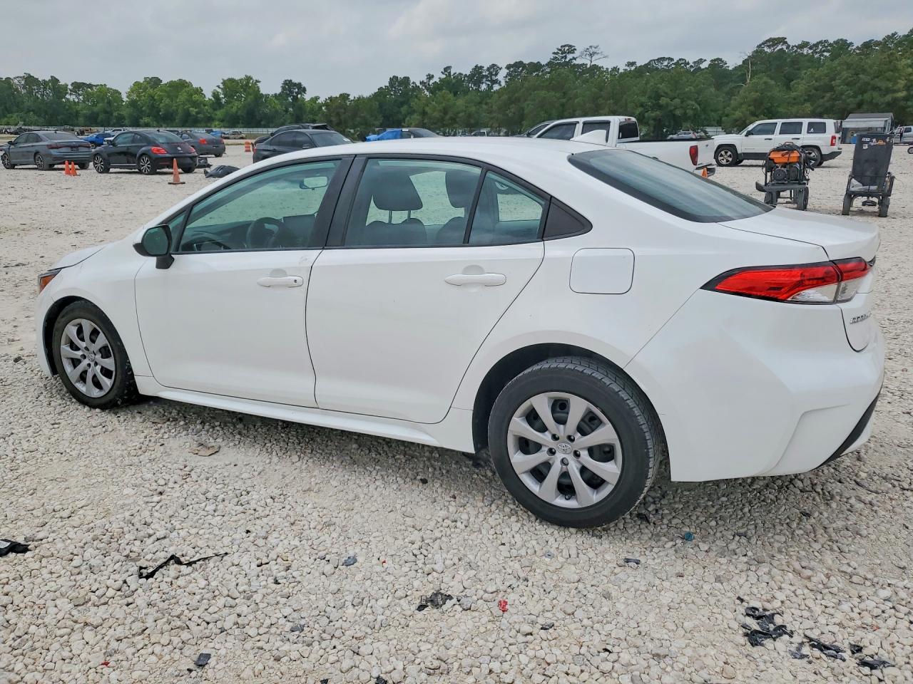 2021 TOYOTA COROLLA LE photo 3
