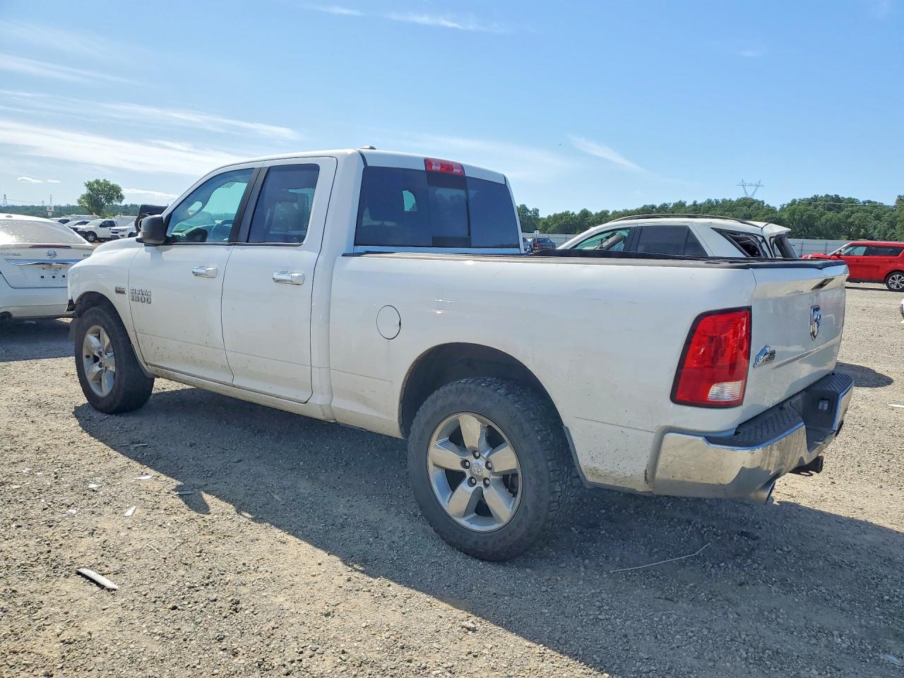2016 RAM 1500 SLT photo 2