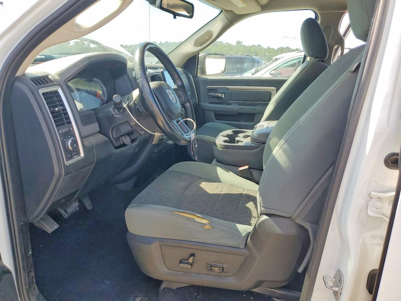 2016 RAM 1500 SLT photo 7