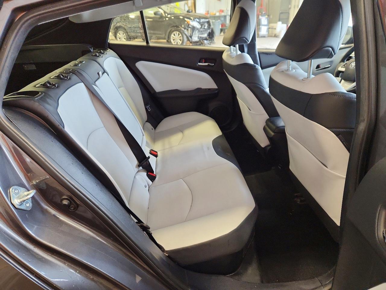 2016 TOYOTA PRIUS FOUR TOURING photo 28