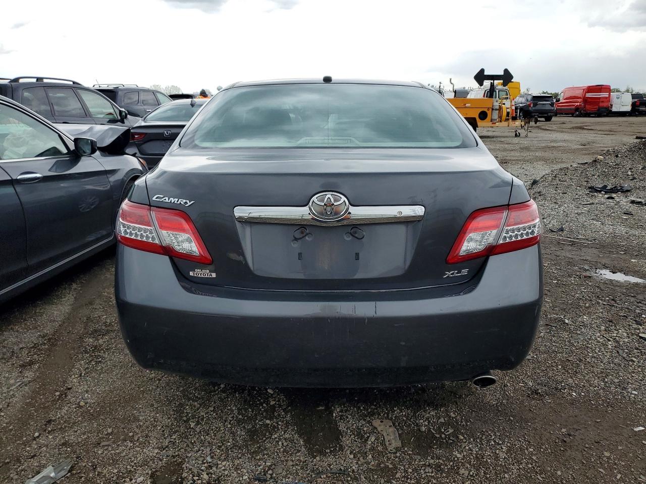 2010 TOYOTA CAMRY XLE photo 11