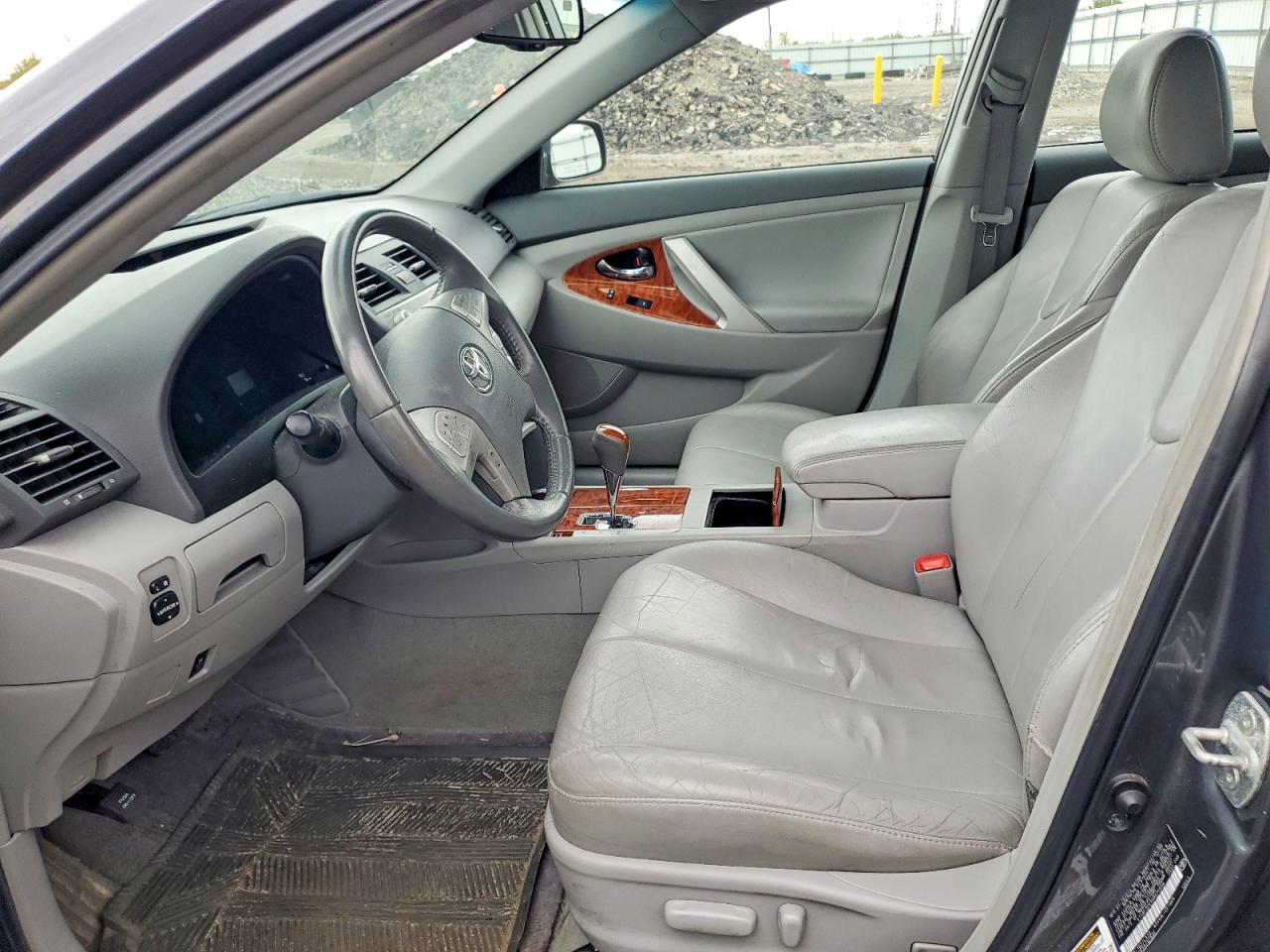 2010 TOYOTA CAMRY XLE photo 13