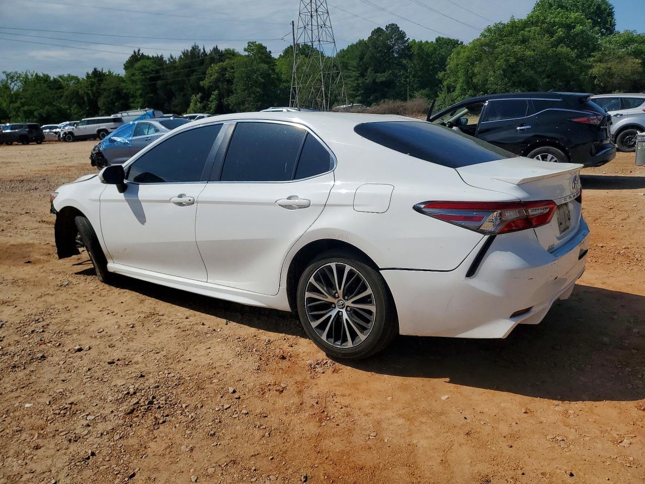 2018 TOYOTA CAMRY SE photo 3