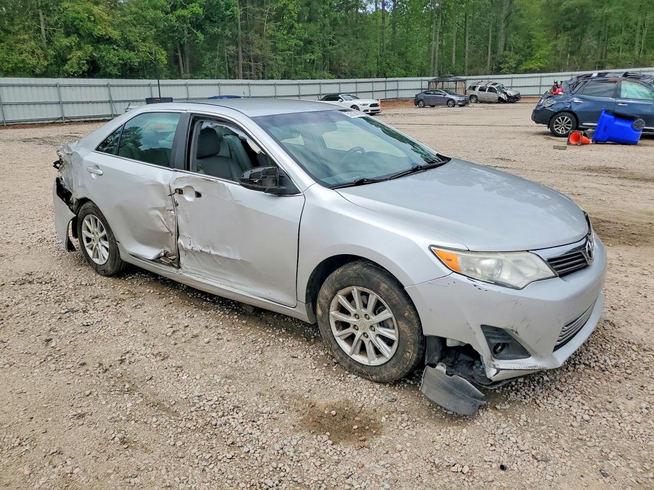 2014 TOYOTA CAMRY L photo 4