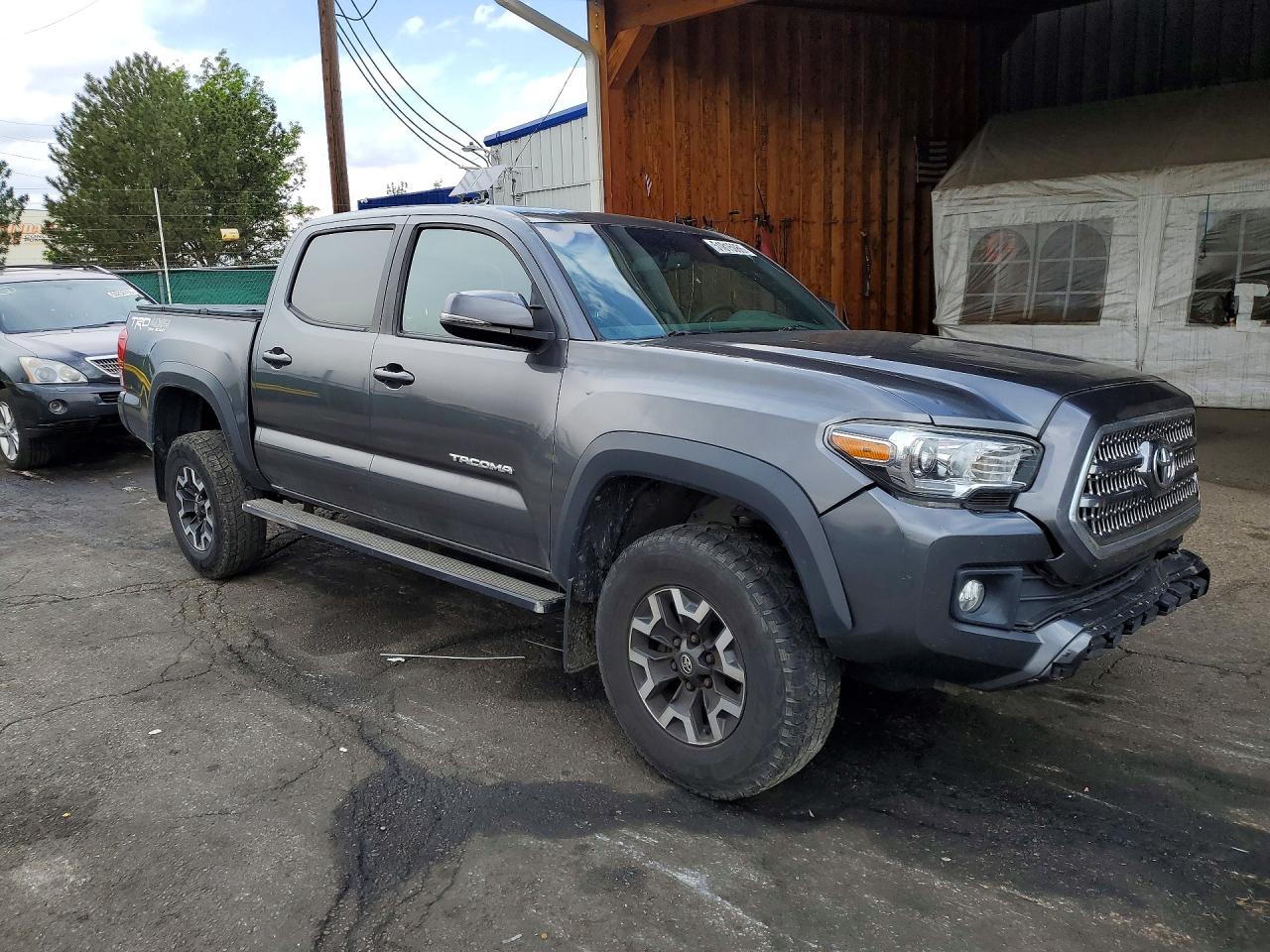 2017 TOYOTA TACOMA photo 4