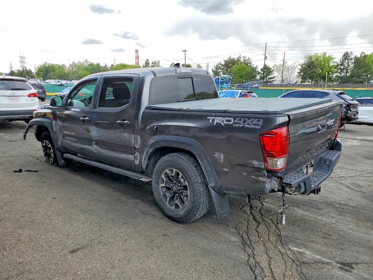 2017 TOYOTA TACOMA photo 2