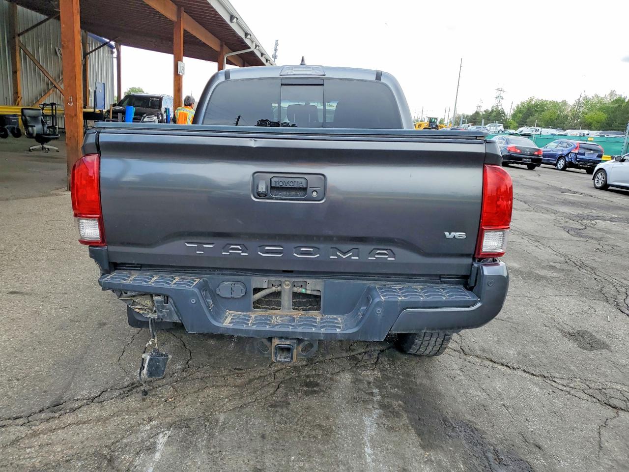 2017 TOYOTA TACOMA photo 6