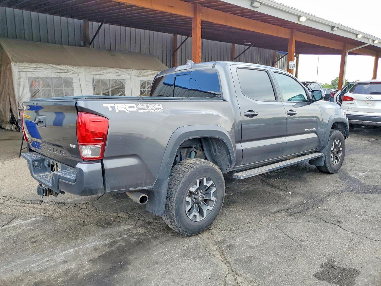 2017 TOYOTA TACOMA photo 3