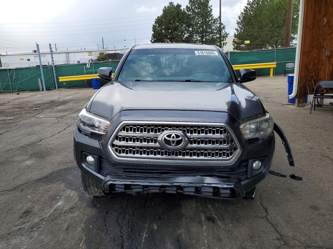 2017 TOYOTA TACOMA photo 5