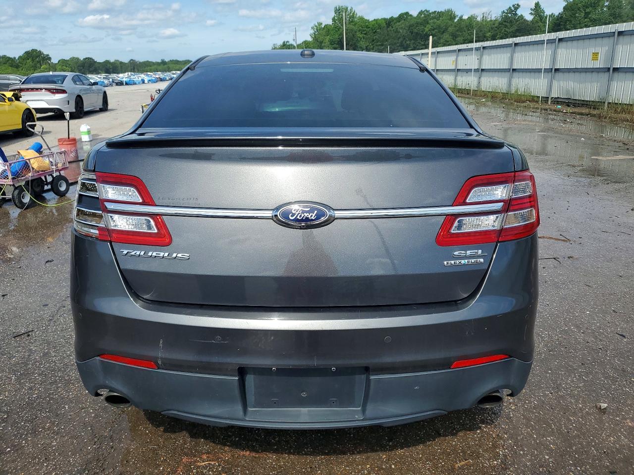 2015 FORD TAURUS SEL photo 16
