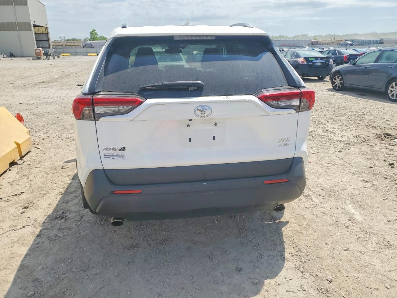 2019 TOYOTA RAV4 XLE photo 16