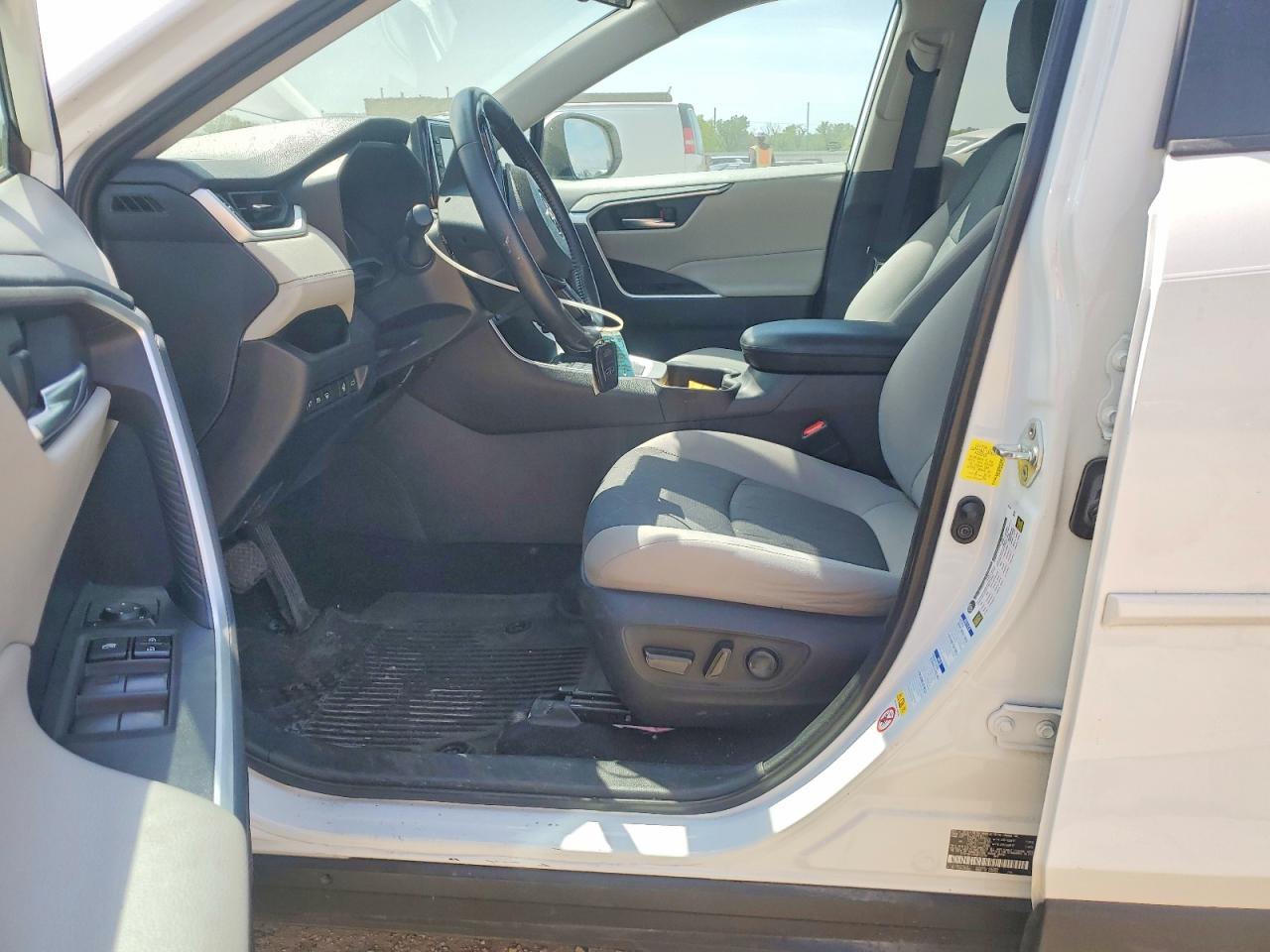 2019 TOYOTA RAV4 XLE photo 19