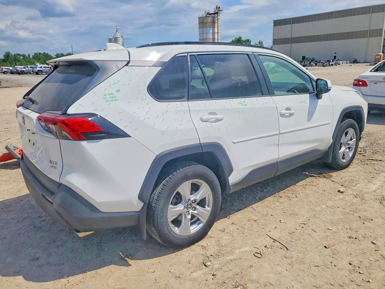 2019 TOYOTA RAV4 XLE photo 7