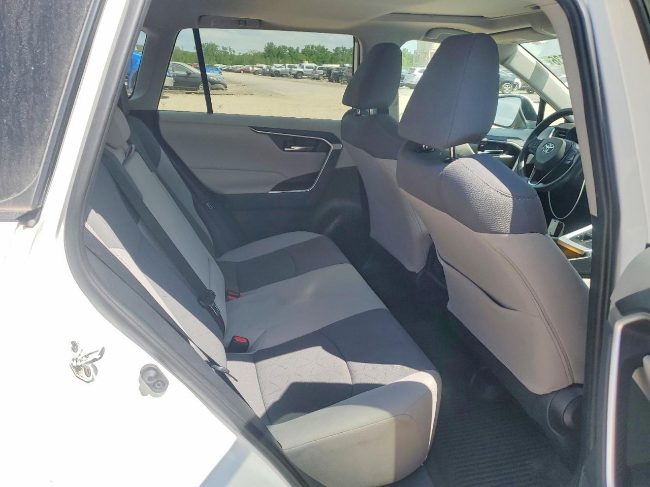 2019 TOYOTA RAV4 XLE photo 31