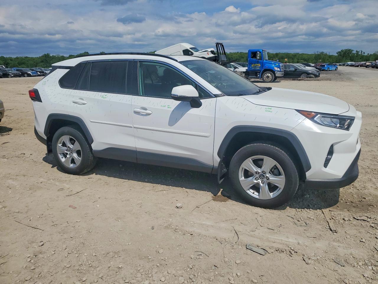 2019 TOYOTA RAV4 XLE photo 10