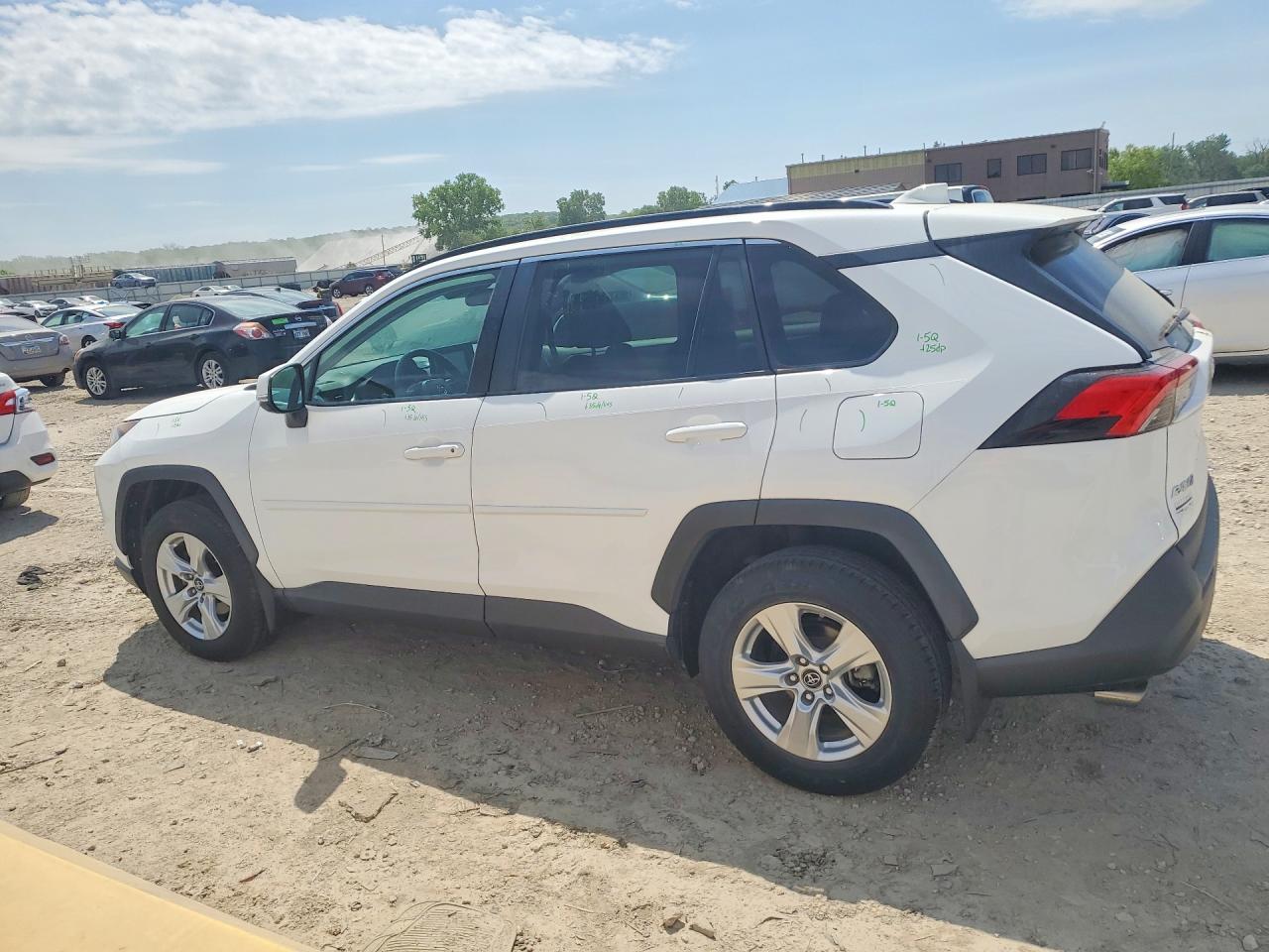 2019 TOYOTA RAV4 XLE photo 4