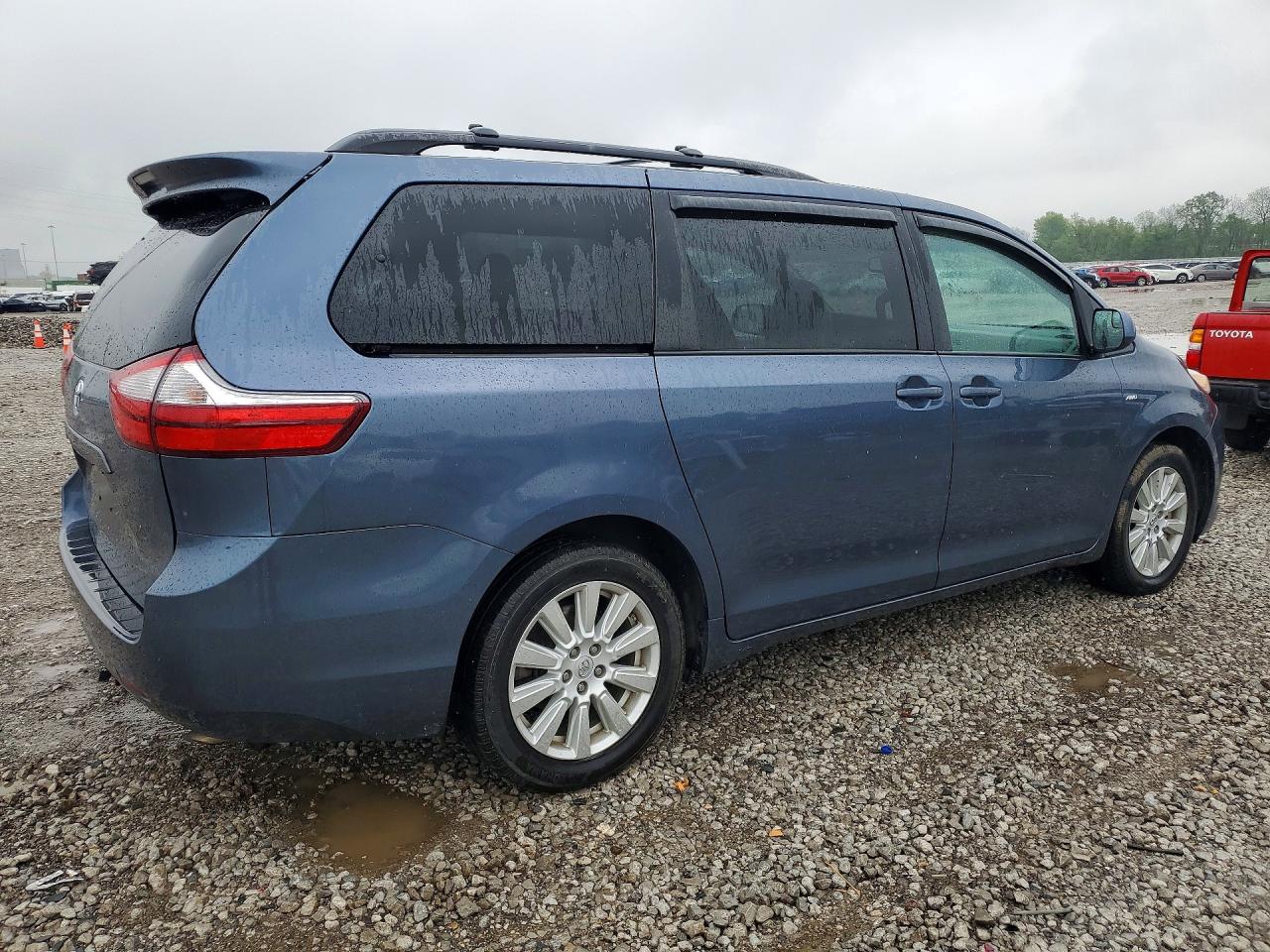 2017 TOYOTA SIENNA LE photo 5