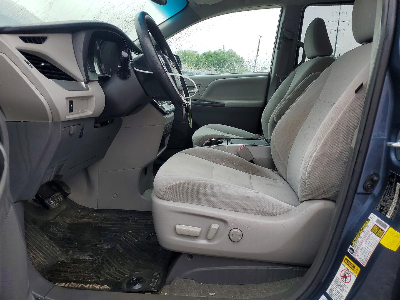 2017 TOYOTA SIENNA LE photo 13