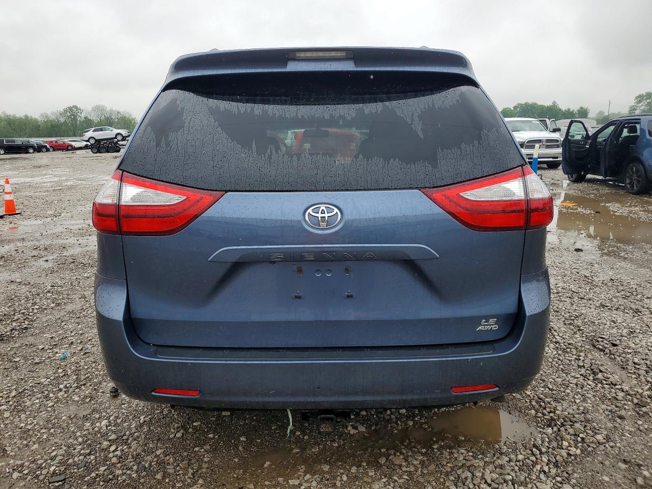 2017 TOYOTA SIENNA LE photo 11