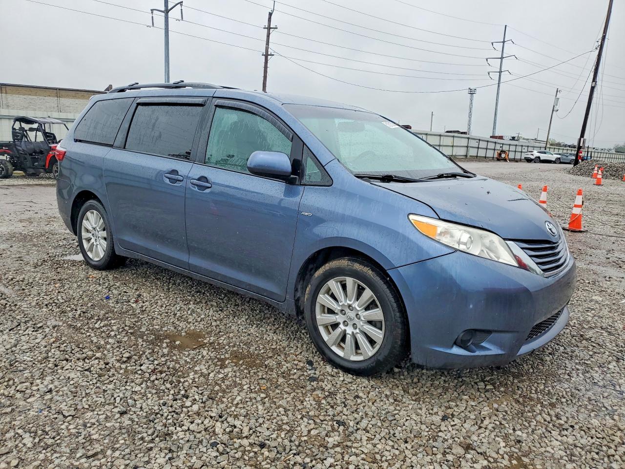 2017 TOYOTA SIENNA LE photo 7