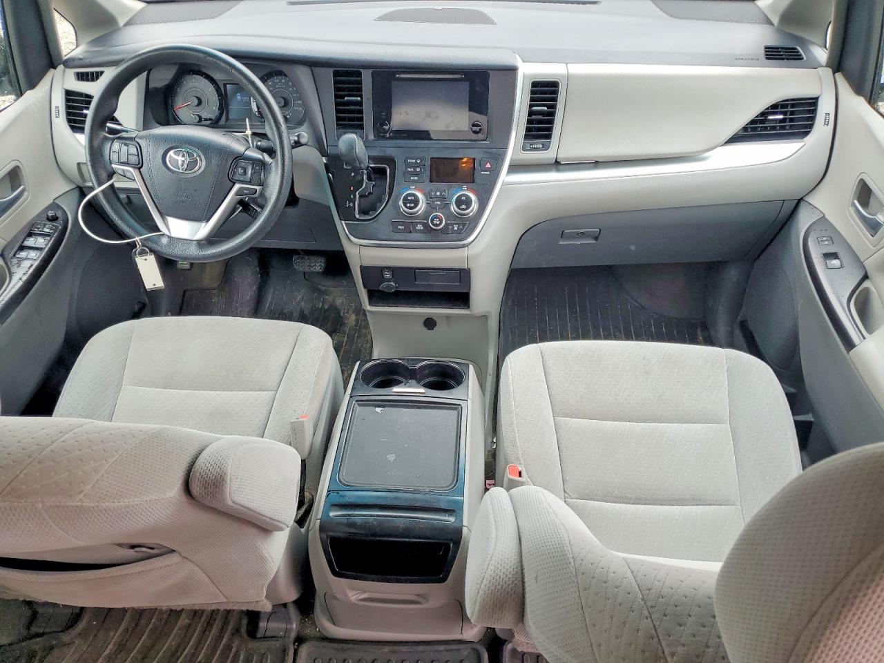 2017 TOYOTA SIENNA LE photo 15