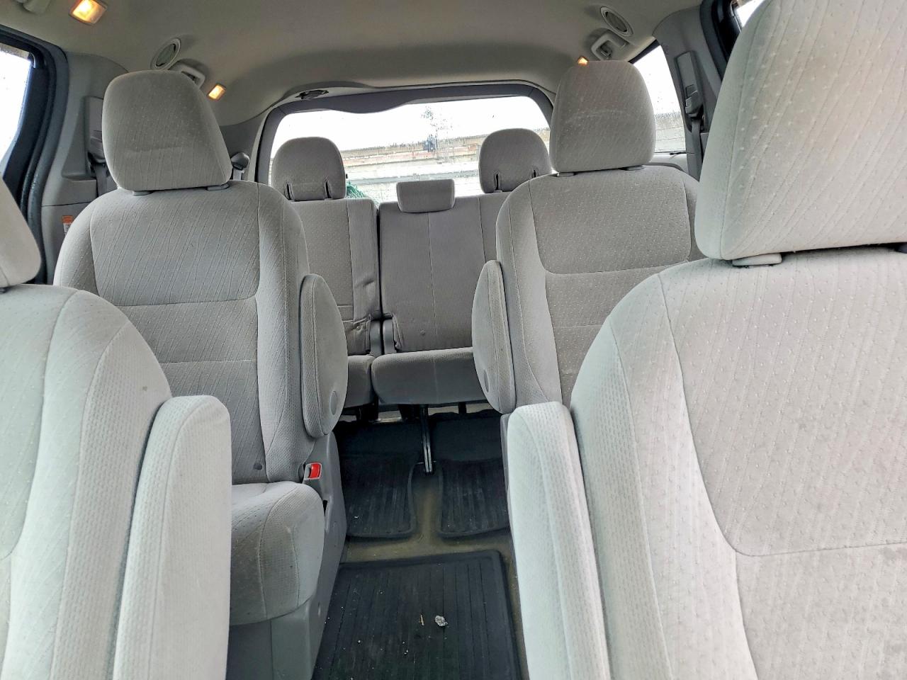 2017 TOYOTA SIENNA LE photo 19
