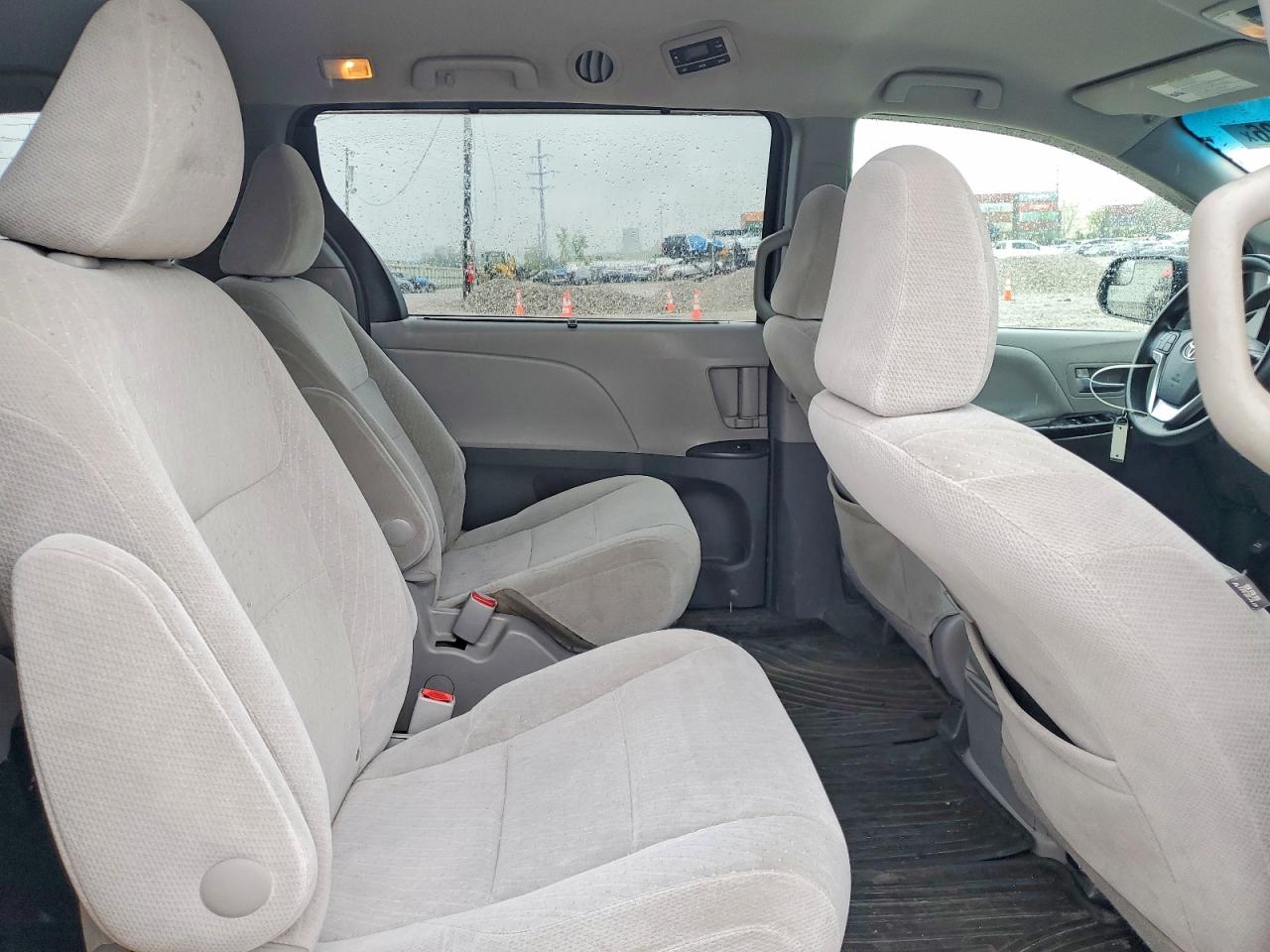 2017 TOYOTA SIENNA LE photo 21