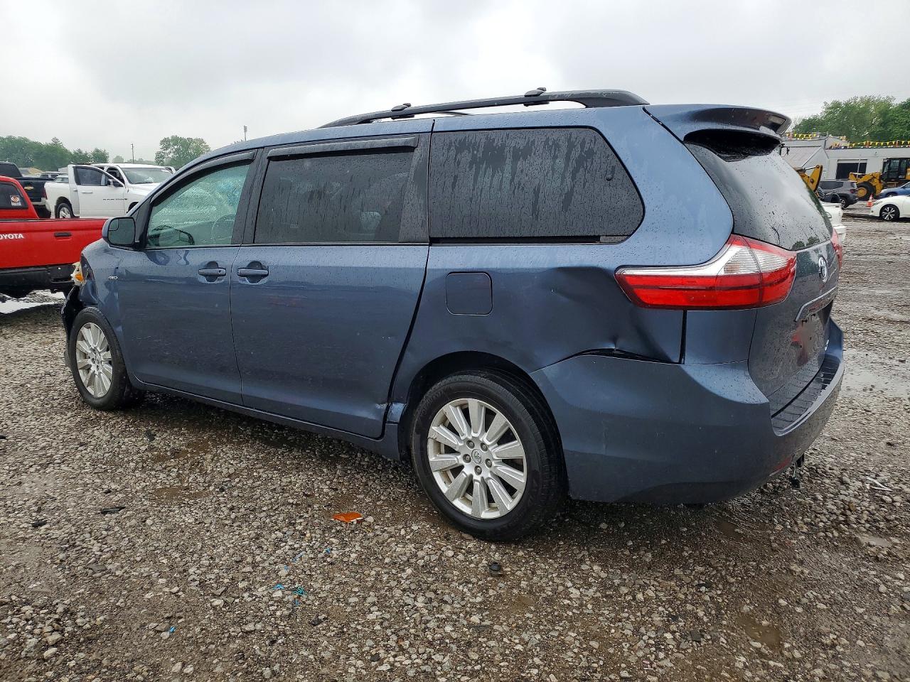 2017 TOYOTA SIENNA LE photo 3