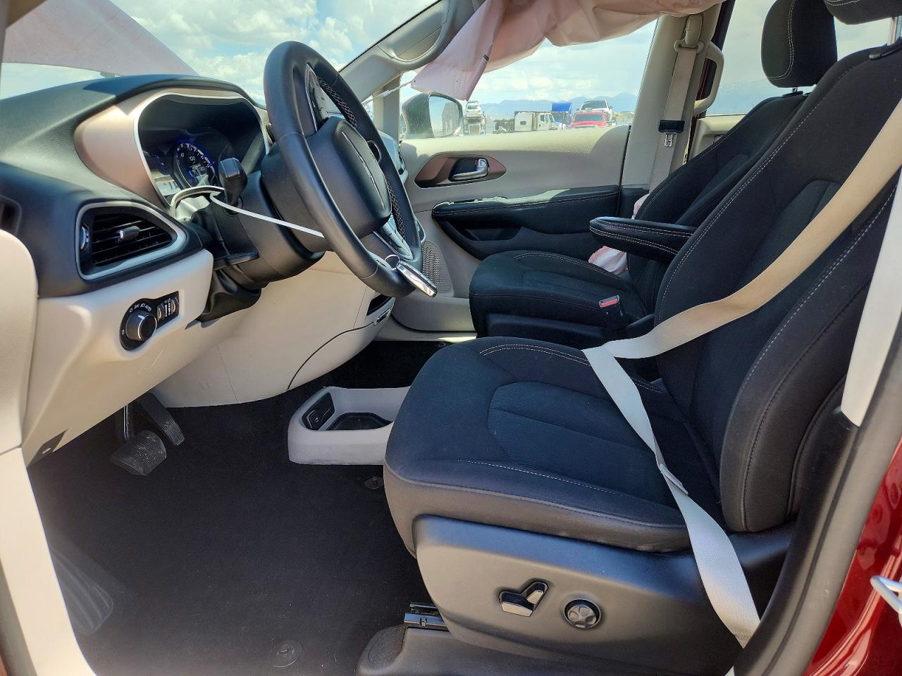 2023 CHRYSLER VOYAGER LX photo 7