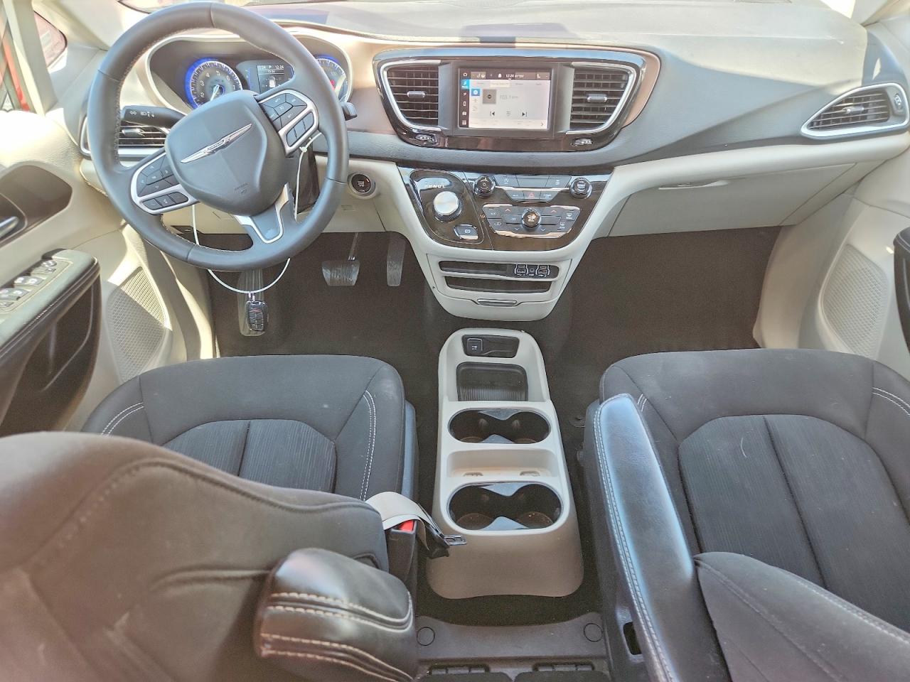 2023 CHRYSLER VOYAGER LX photo 8