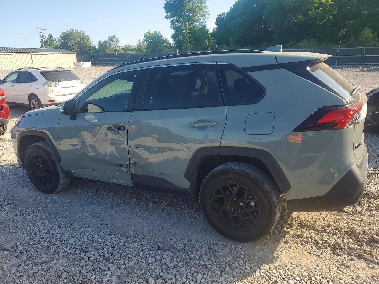 2022 TOYOTA RAV4 XLE photo 3