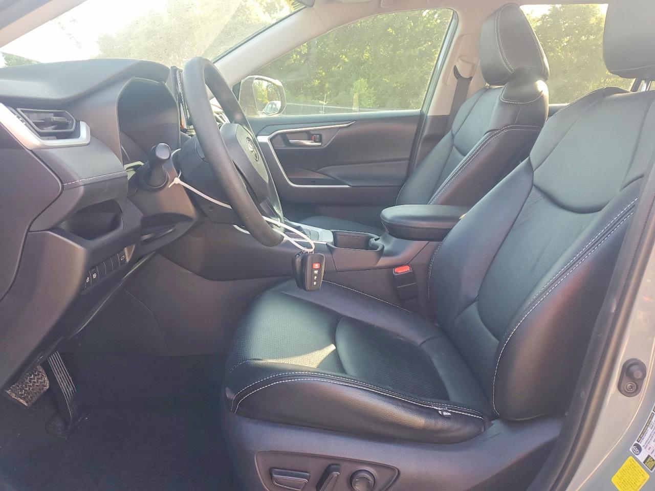 2022 TOYOTA RAV4 XLE photo 13