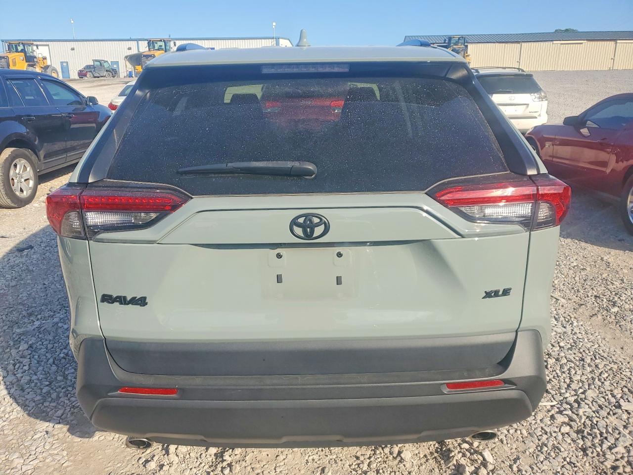 2022 TOYOTA RAV4 XLE photo 11