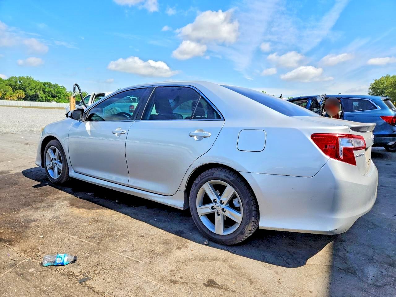2013 TOYOTA CAMRY SE photo 4
