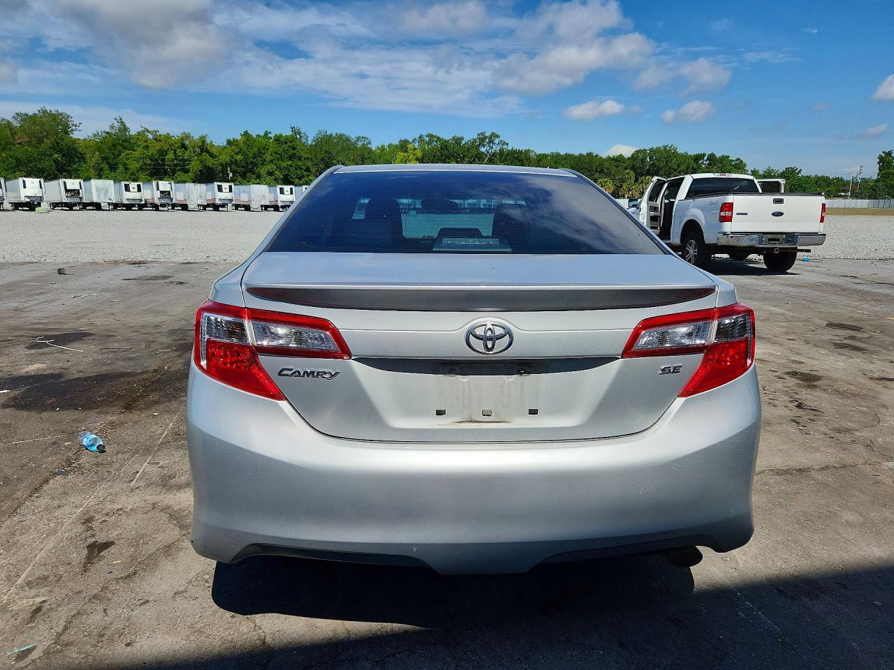 2013 TOYOTA CAMRY SE photo 16