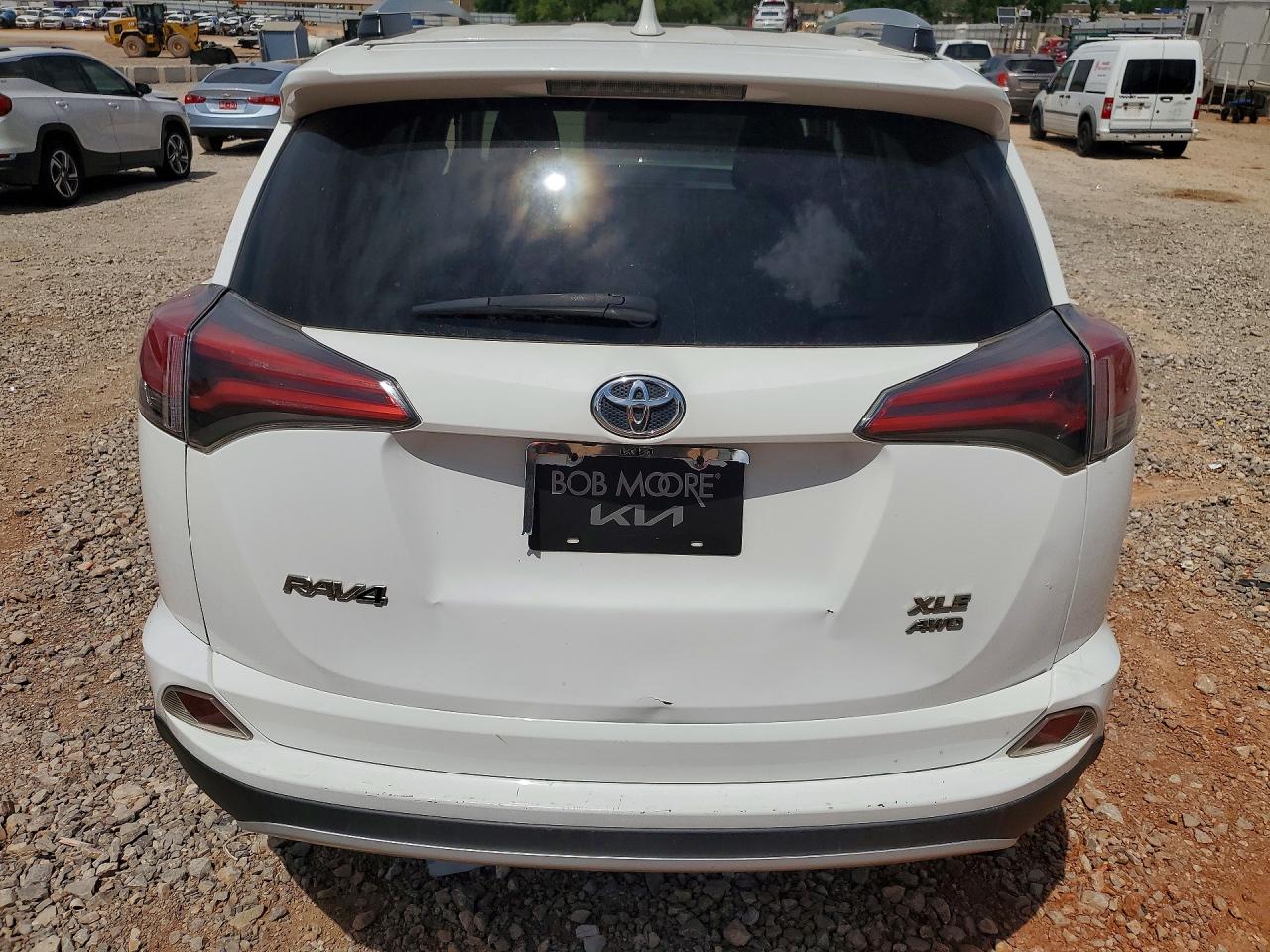 2016 TOYOTA RAV4 XLE photo 16