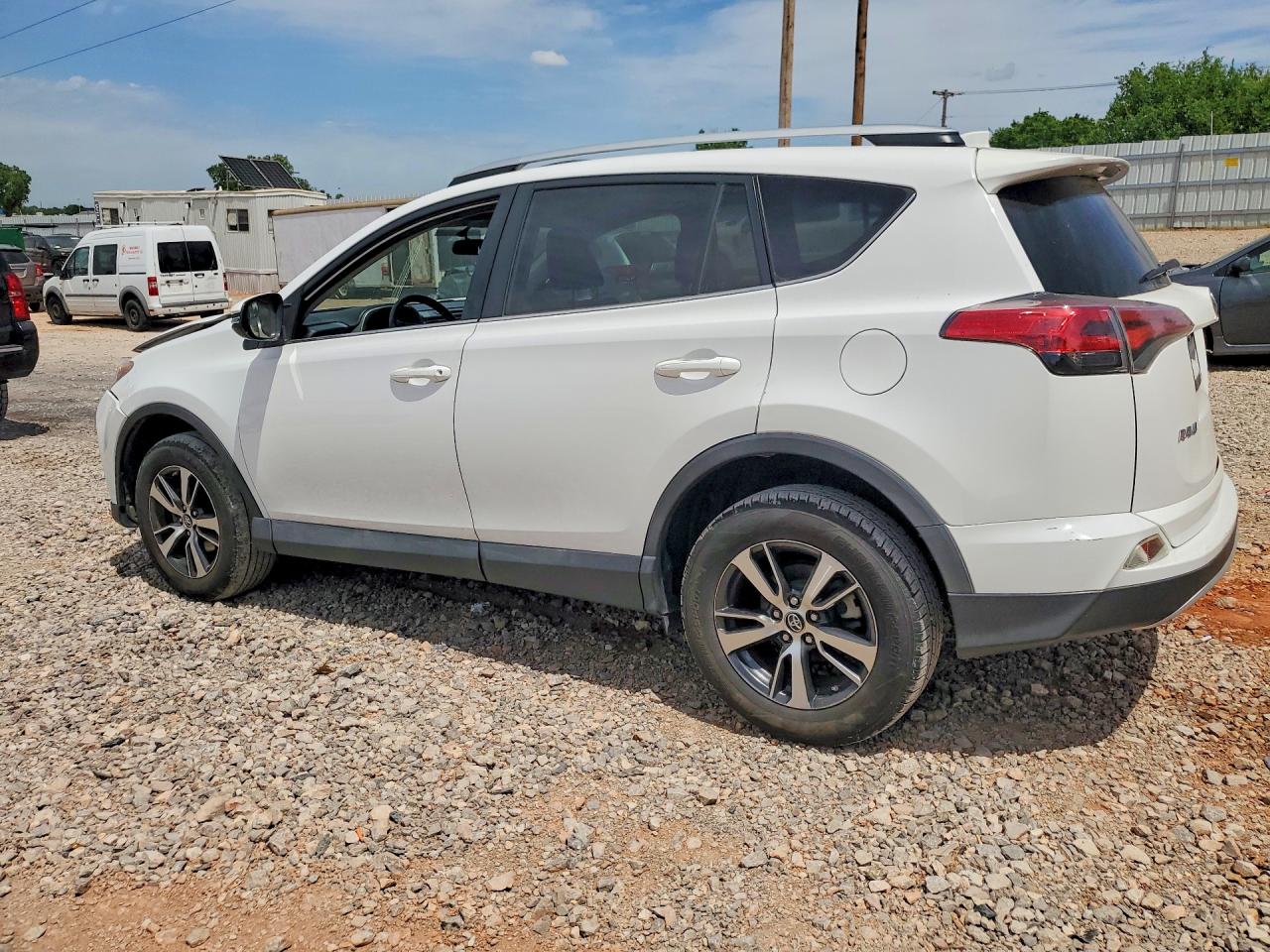2016 TOYOTA RAV4 XLE photo 4
