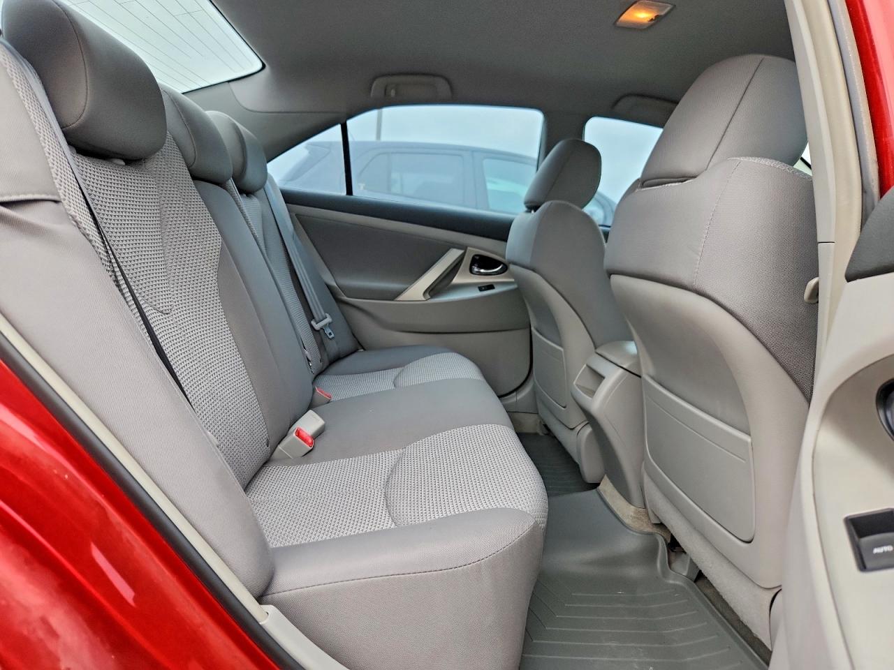 2010 TOYOTA CAMRY SE photo 28