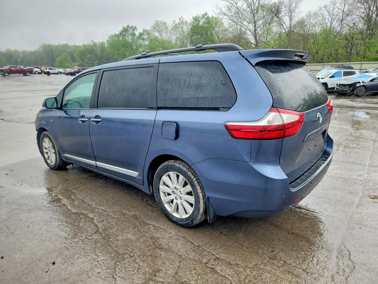 2017 TOYOTA SIENNA XLE PREMIUM 7-PASSENGER photo 3