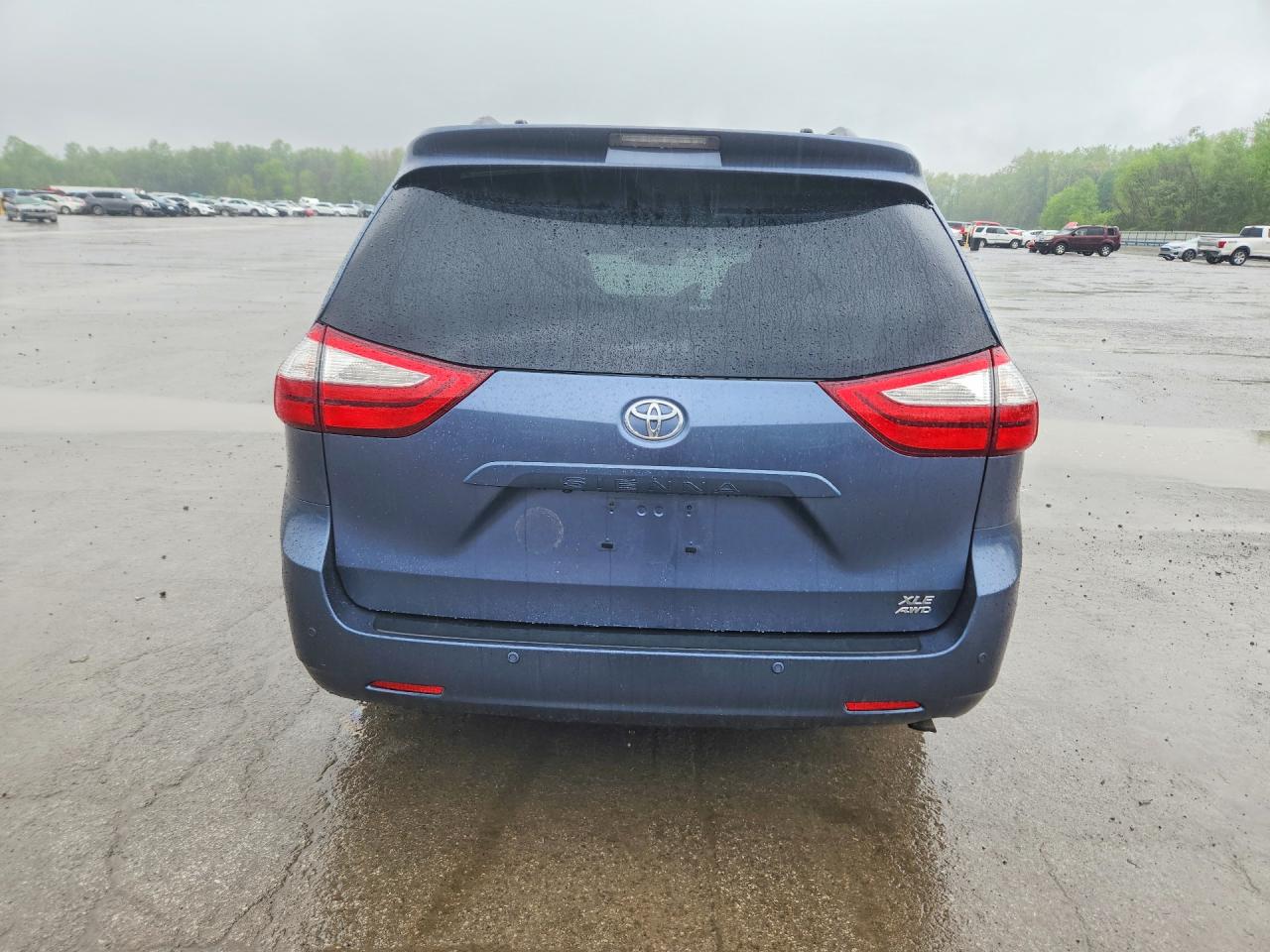 2017 TOYOTA SIENNA XLE PREMIUM 7-PASSENGER photo 11
