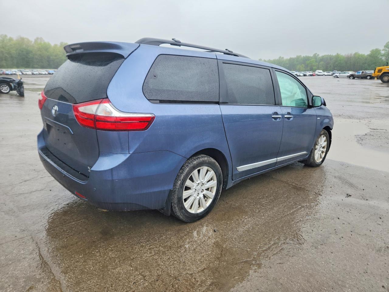 2017 TOYOTA SIENNA XLE PREMIUM 7-PASSENGER photo 5